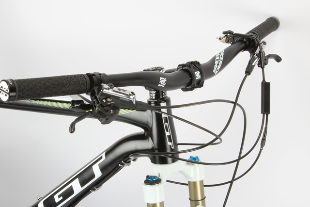 The 740mm bars are a healthy width for trail riding—the Helion is more than a straight out XC whippet.