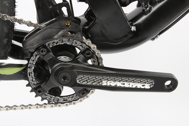 A narrow wide chainring combines with a top mounted e.Thirteen guide to ensure that you won’t be losing the chain in a hurry.