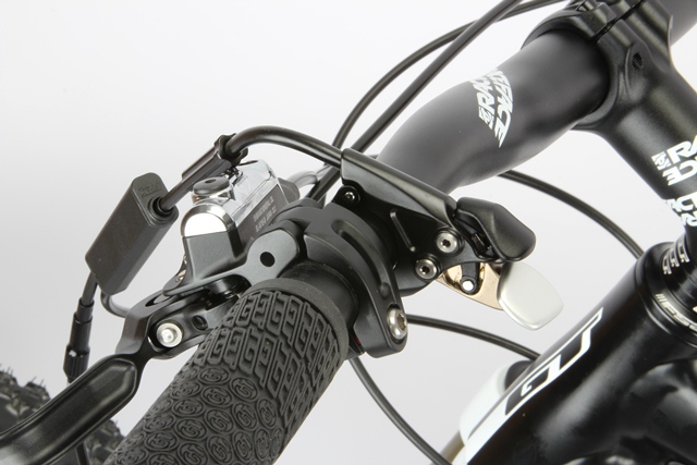 A single lever controls the damping at both ends of the bike simultaneously. We felt that the Helion pedalled really well without needing a lockout, so the remote proved somewhat superfluous.