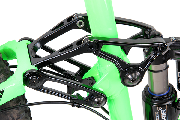 The extra link between the seat stay member and the rocker link gives Knolly greater flexibility in tuning the leverage ratio. With the Warden they’ve given it a simple progressive rate; great initial suppleness with added bottom-out resistance.