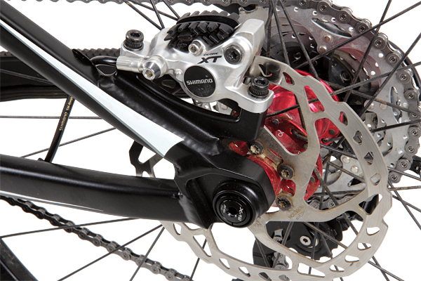 A Syntace thru-axle helps to lock the one-piece swingarm together from the rear.