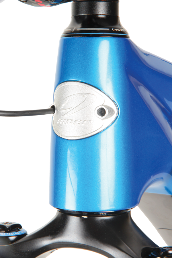 The gear cables disappear into the very front of the head tube. While this inlet port is relatively close to the shifter, you need to leave sufficient cable exposed so that the bars can spin around in a crash. 
