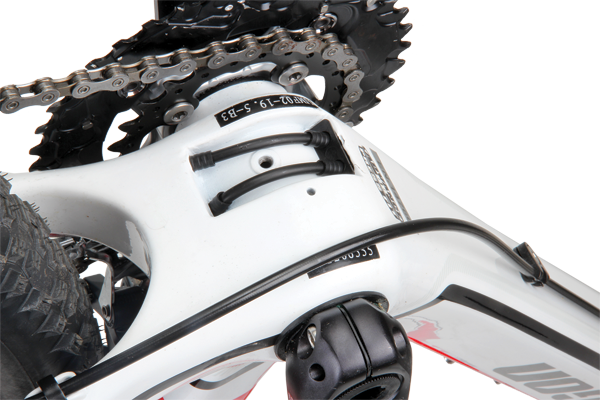 The gear cables navigate their way around the bottom bracket and the oversized exit port means that you won’t pull all of your hair out when replacing an inner wire.