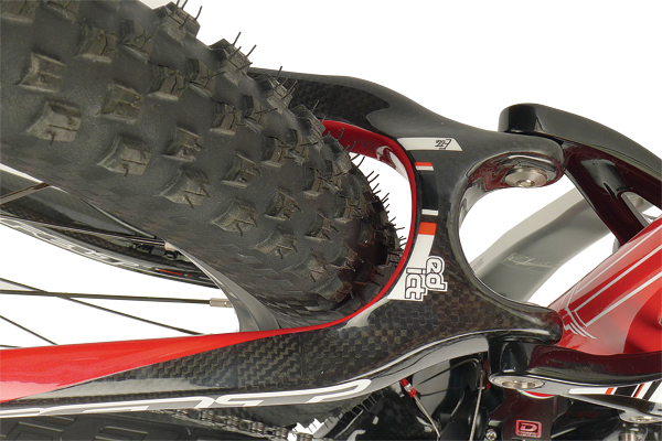 The Continental X-King tyres are narrow for their designated 2.2 sizing. At least there’s room for slightly wider tyres if you desire.