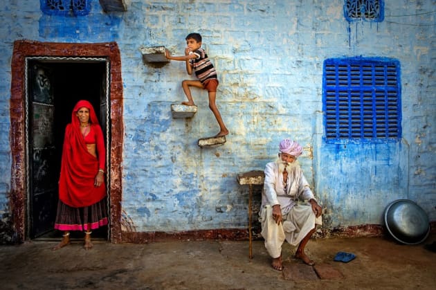 “Jodhpur family, Rajasthan”. A studied composition of the Bhenwa family in the city of Jodhpur. Honourable mention: Travel. (Photo by Isa Ebrahim/SIPA Contest)