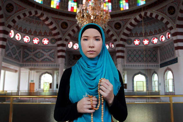 Stephanie Kurlow, 14, attends a mosque in Auburn on 5 March, 2016 in Sydney. © Lisa Maree Williams/Getty Images.