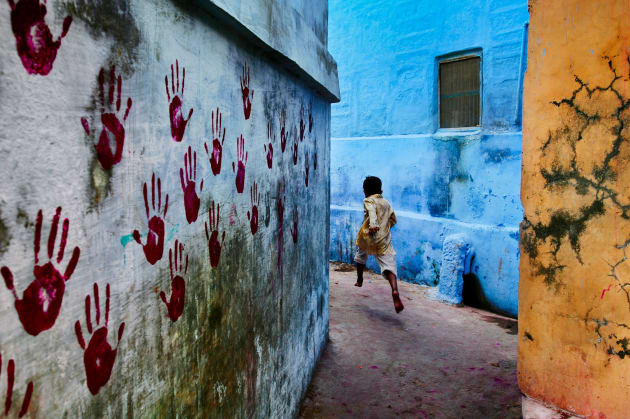 Boy in mid-flight, Jodhpur, India. When visiting a city, McCurry will wander with no set plans or places to visit. It’s an approach that allows him to be receptive to any chance event or scene. Copyright Steve McCurry.