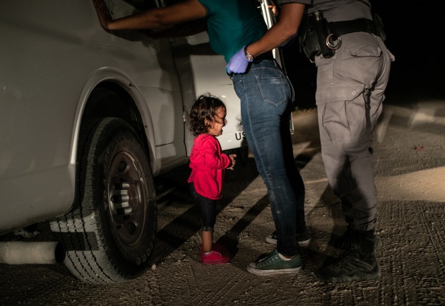 © John Moore. Crying Girl on the Border. World Press Photo of the Year, 2019.
Yanela, from Honduras, cries as her mother, Sandra Sanchez, is searched by a US Border Patrol agent, in McAllen, Texas, USA, on 12 June, 2018.