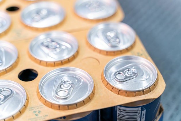 LitePac Tops are sustainable cardboard clips for cans and disposable PET bottles, made of renewable raw materials and 100 per cent recyclable.
