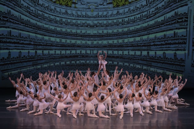 A traditional grand défilé featuring around 300 young YAGP finalists headed up the program.