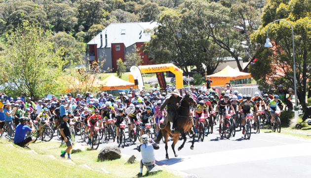 mtb_smtb_snowies_start_man_from_snowy_river_arch_lcr_ls.jpg