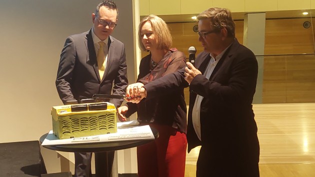 Cutting the cake: (l-r) Adam Hallinan, Roseanne Jessop and Thomas Pilz