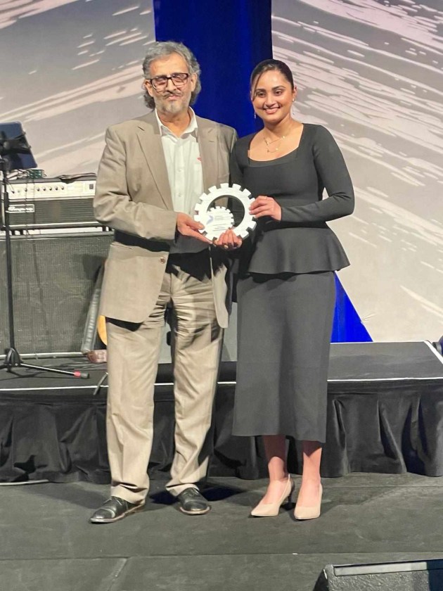 Robert Marguccio of Heat and Control presents the Emerging Leader trophy to Supriya Suhale of Beckhoff.