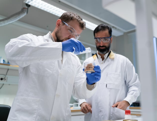 Przemyslaw Strachowski and Mehdi Abdollahi work with samples in the lab.