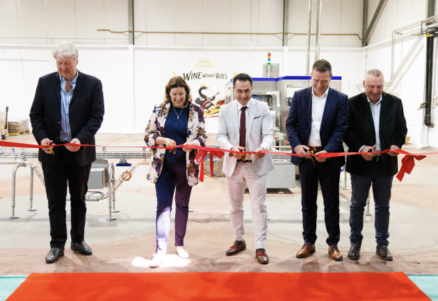 (l-r) Graeme Yukich, owner Nikola Estate; Hon Jackie Jarvis MLC; Hamoun Aria, CEO C4C Packaging; Boris Munster, CEO Tetra Pak Oceania; Jeff Dewar, winemaker Willow Bridge Estate for Terra Twist wines.