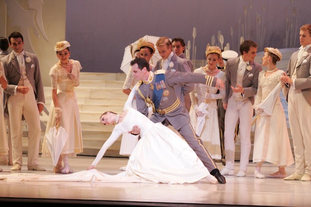 Heathcote partnering Madeleine Eastoe in Graeme Murphy's Swan Lake. Photo: David Kelly.