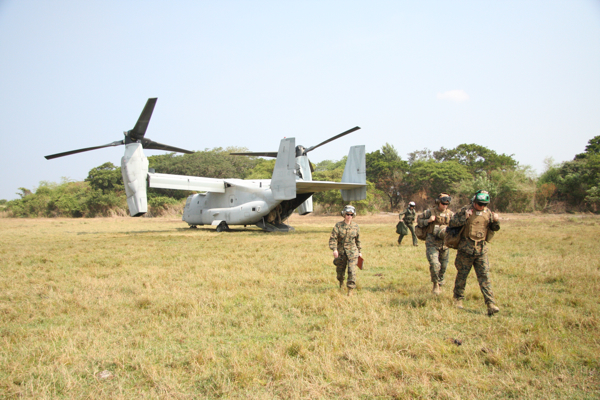 Australian and USMC personnel disembark from a USMC V-22 Osprey during Exercise Balikatan 15. Credit: Defence