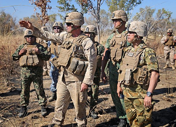 United States Marine Corps marine Chief Warrant Officer Sean Flannery explains the sequence of events during a live-fire activity to senior Indonesian, Japanese, Malaysian, Filipino and Singaporean defence force personnel during Exercise Koolendong 2016 in Bradshaw training area, south-west of Darwin, on 10 August 2016. Credit: Defence