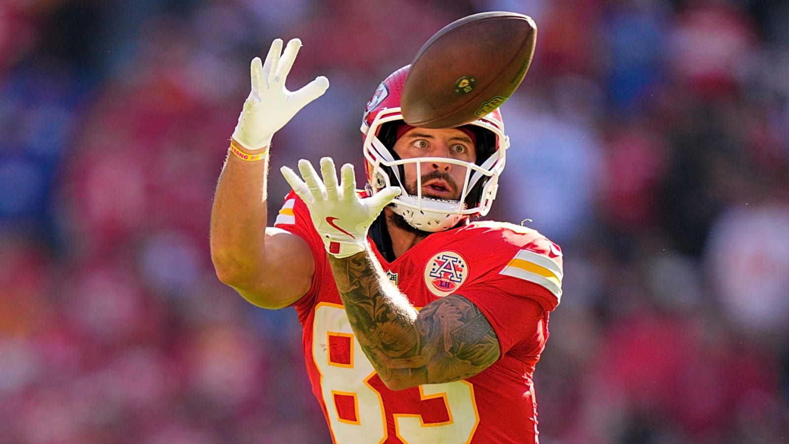 Chiefs’ Noah Gray somehow makes a catch while going unconscious