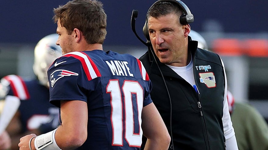 Watch Mike Vrabel console Drake Maye after three turnovers in blowout Patriots loss