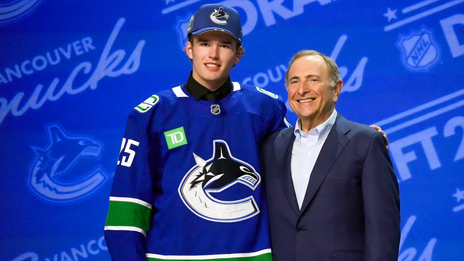 Canucks select Braeden Cootes No. 15 overall in 2025 NHL Draft
