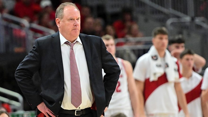 Wisconsin Badgers lose it on the bench after freshman’s first career bucket vs. Central Michigan