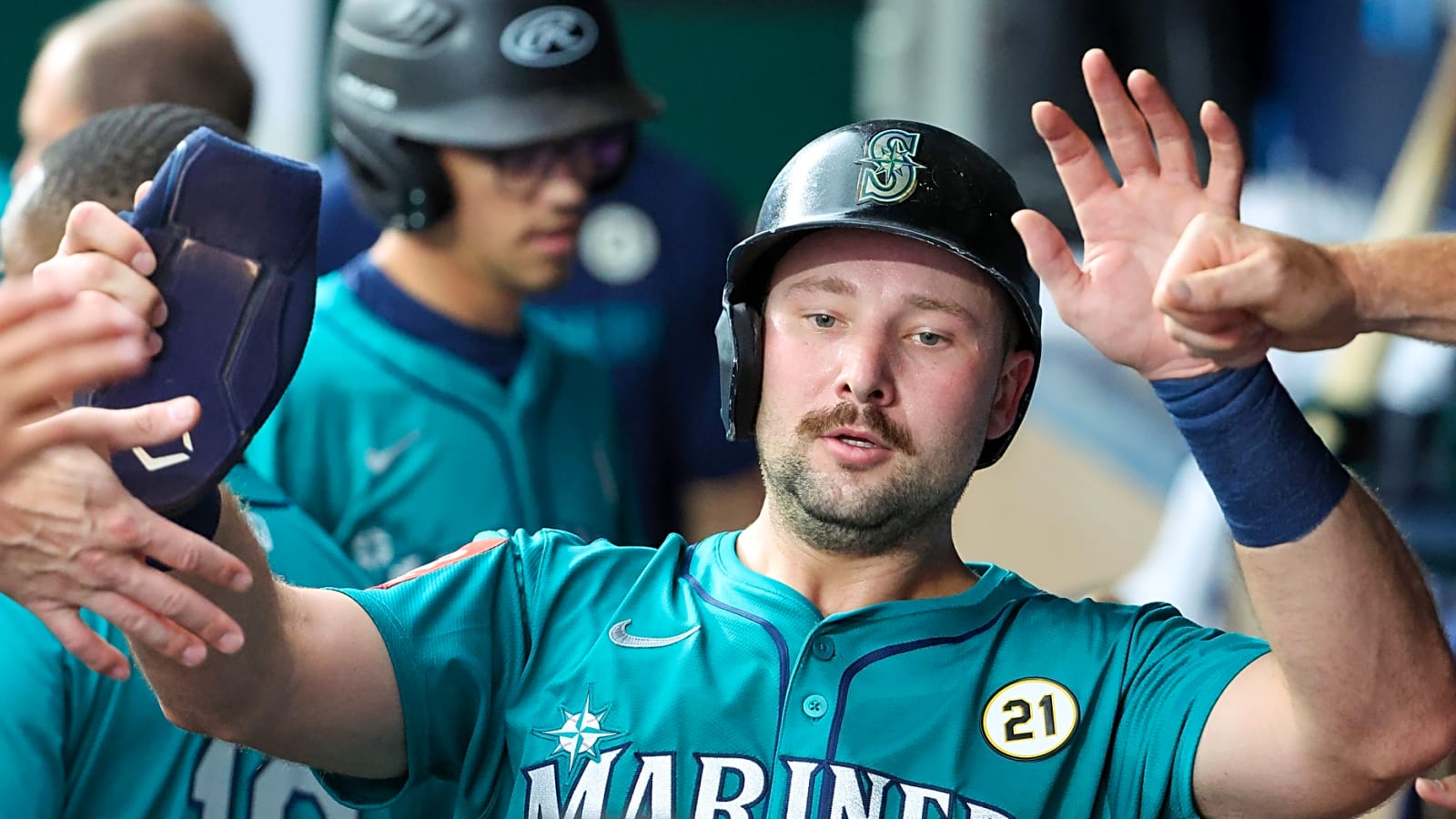 Mariners slugger makes history with two swings of the bat
