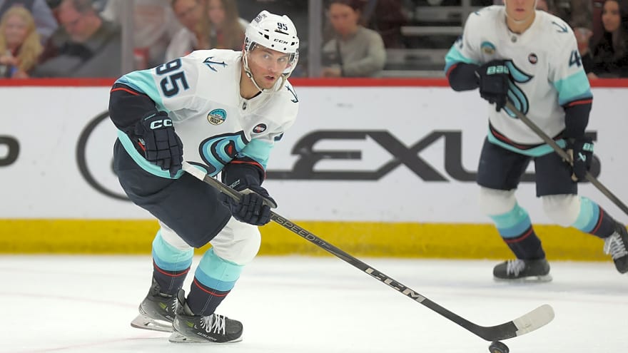 Andre Burakovsky confident he can ‘fit in’ with Connor Bedard, Blackhawks core