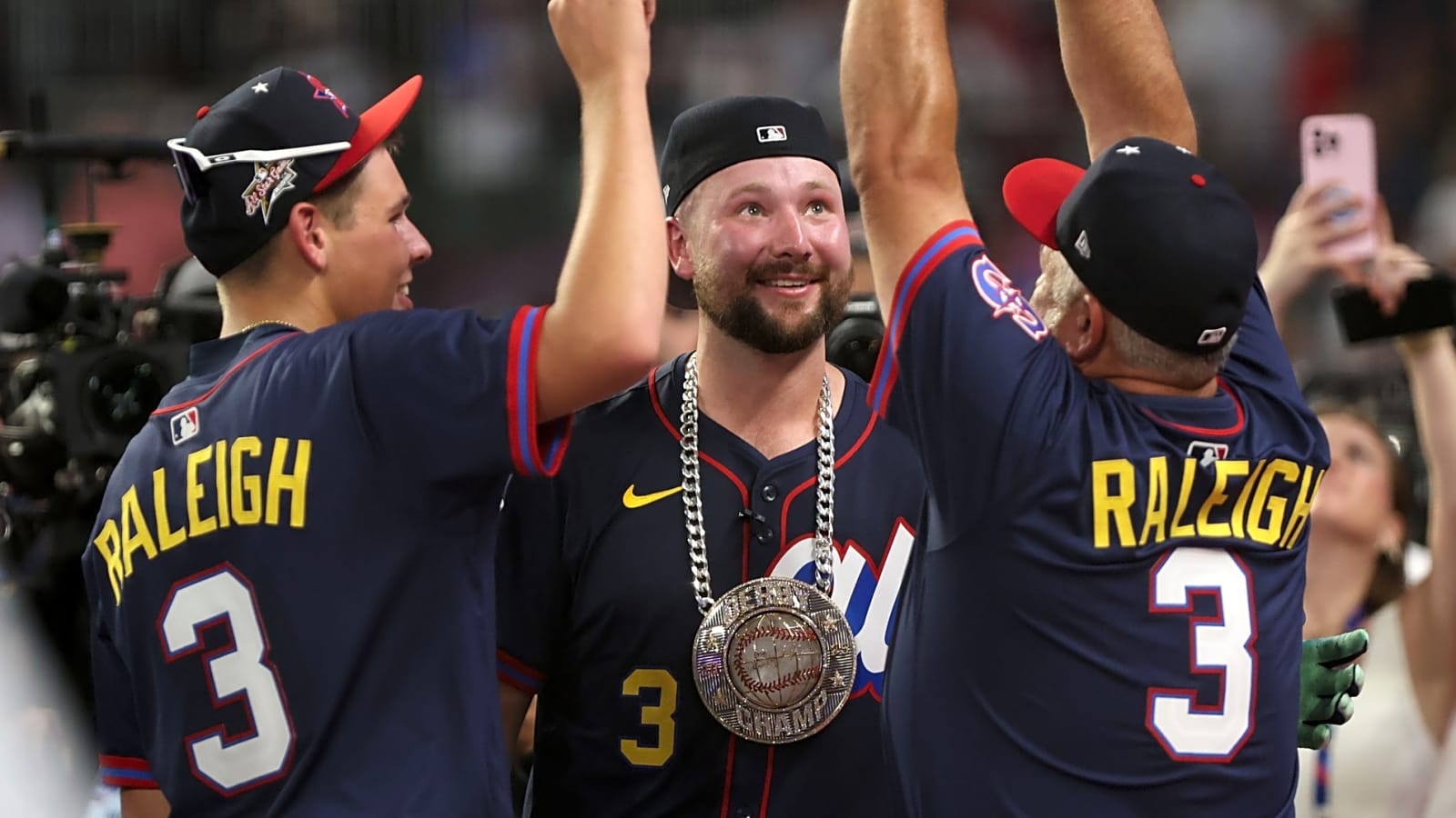 Mariners' Cal Raleigh shows off power in MLB HR Derby win