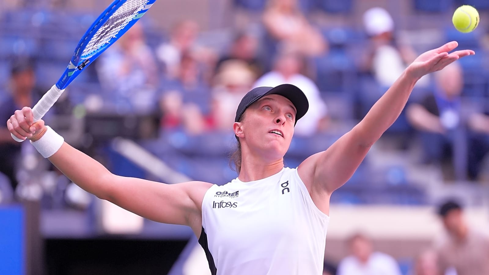 Iga Swiatek wins U.S. Open opener, makes history