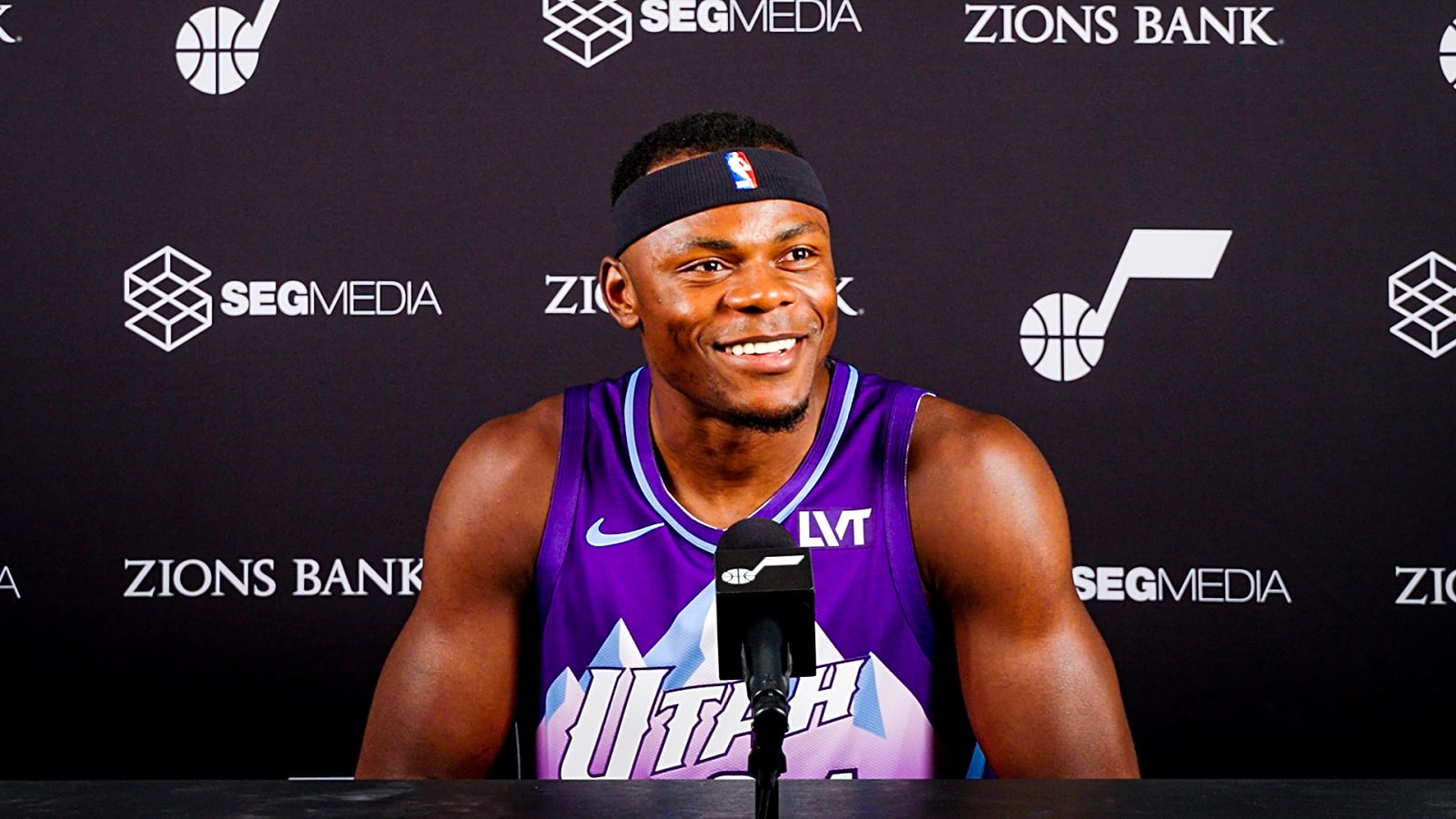 Oscar Tshiebwe re-signs with Jazz on two-way deal