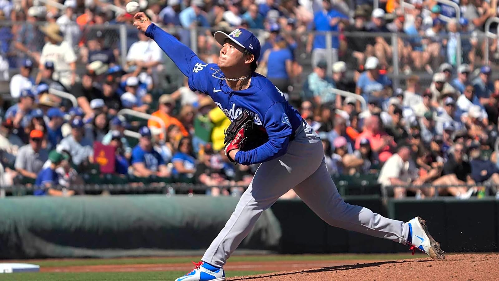 Dodgers’ Yoshinobu Yamamoto makes fan’s day at WBC