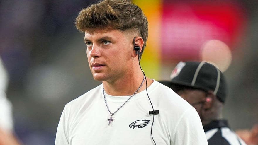 Eagles’ Cooper DeJean receives a hero’s welcome in Iowa with girlfriend Abby Summers