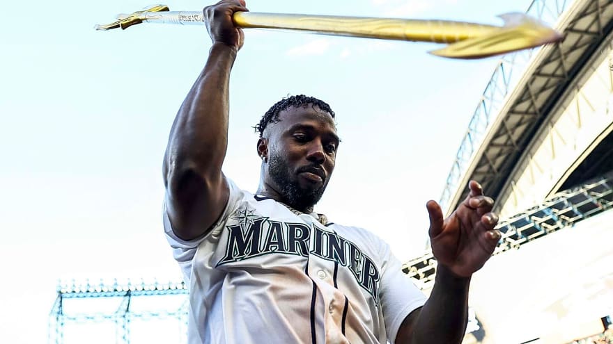 Randy Arozarena hits Cristiano Ronaldo’s legendary celebration after historic walk-off for the Mariners