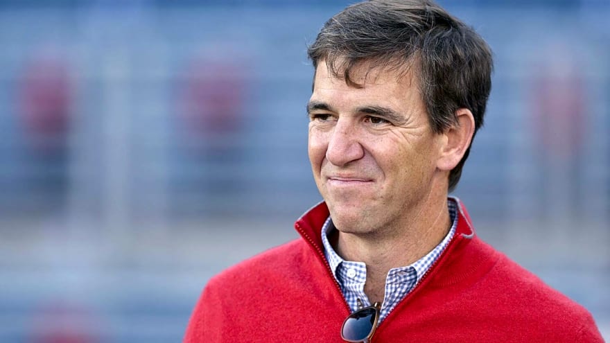 Eli Manning hilariously trolls Giants QB Jaxson Dart with message on dual autograph trading card