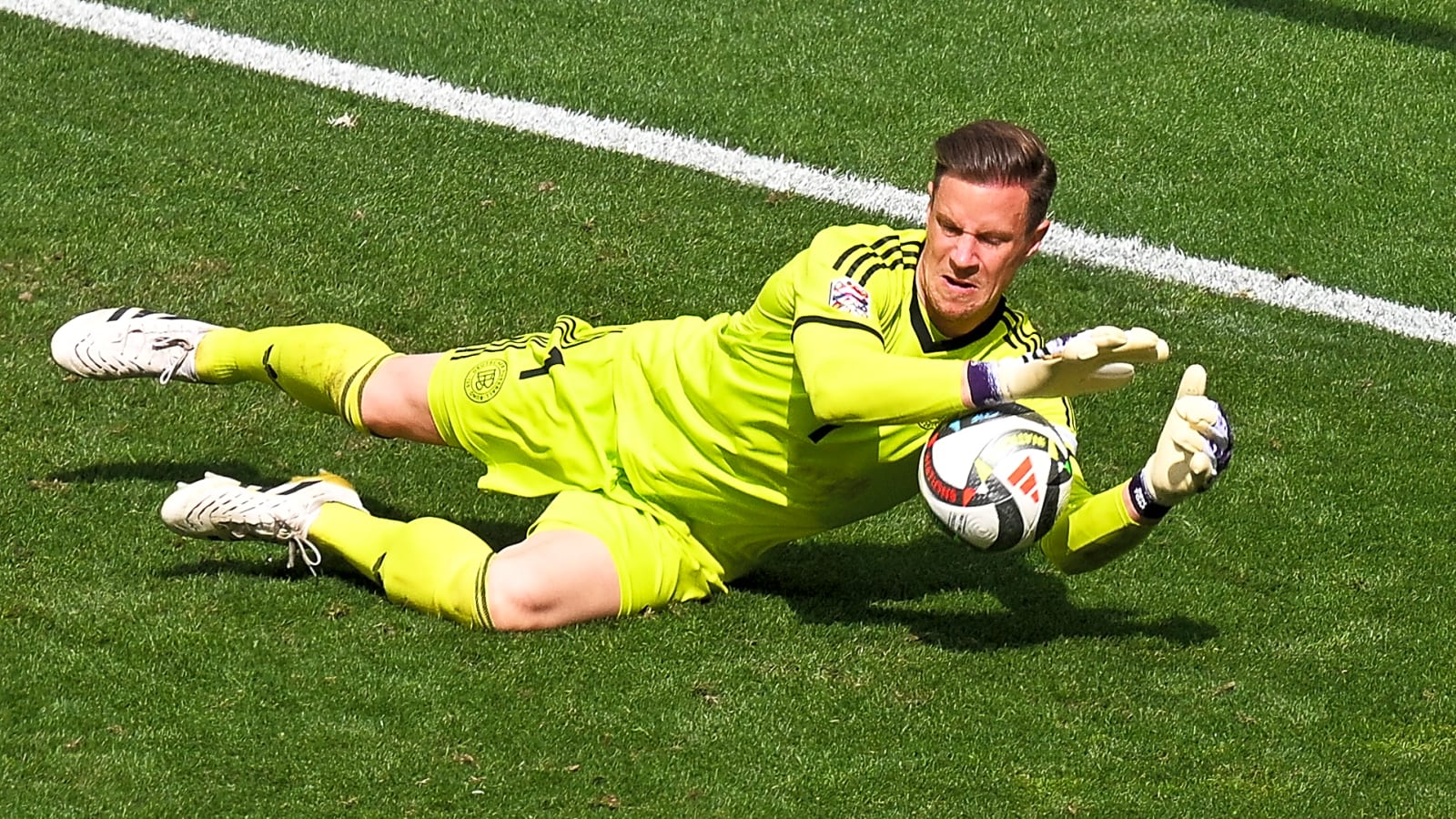 Barcelona star with 422 appearances offered to Manchester United by his agents