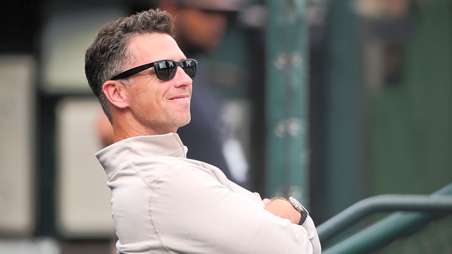 Giants’ chairman downplays possibility of long-term deals for free-agent pitchers