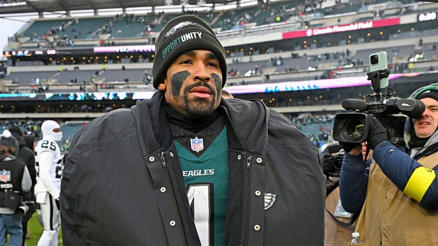 Eagles dominate Raiders, 31-0