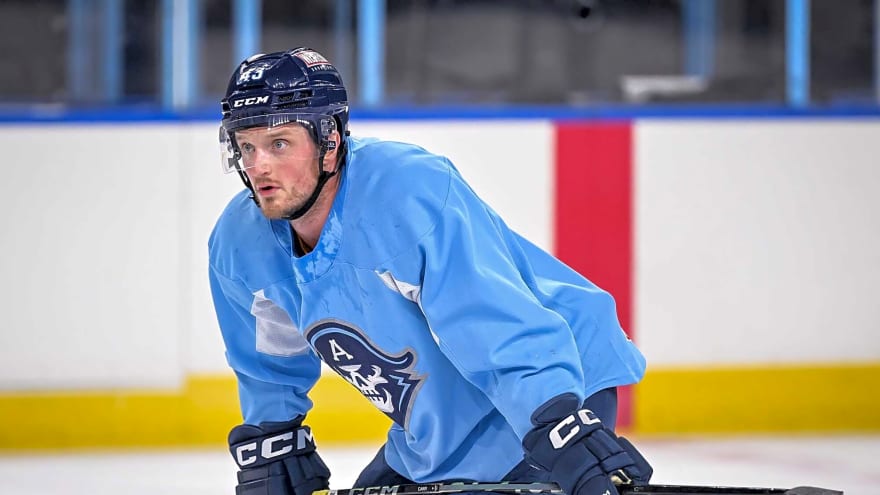 Daniel Carr Signs In Switzerland
