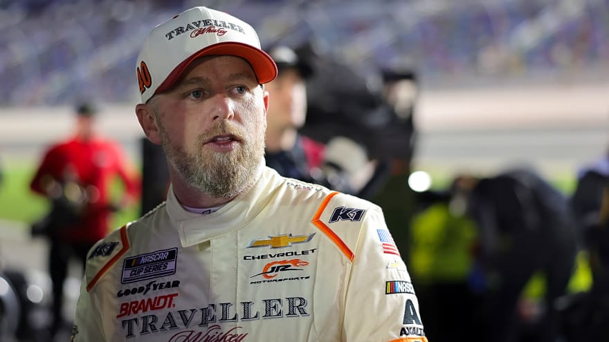 Tow strap breaks, leaves Justin Allgaier waiting after big wreck at Daytona 500