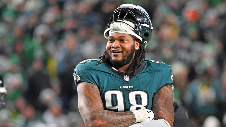 Eagles sign star defender to $160 million contract extension