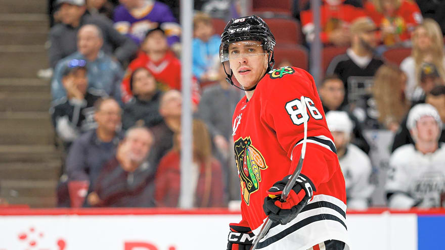 Blackhawks’ Teuvo Teravainen Leaves With Upper-Body Injury