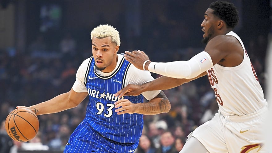 Video: Magic player accidentally blocks own shot with his face
