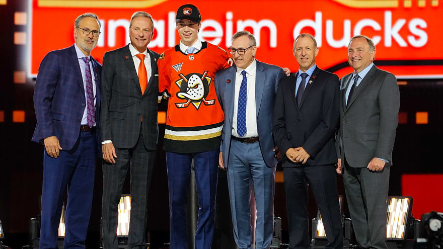 Ducks Top Prospect Beckett Sennecke Punished for Outburst at Coach