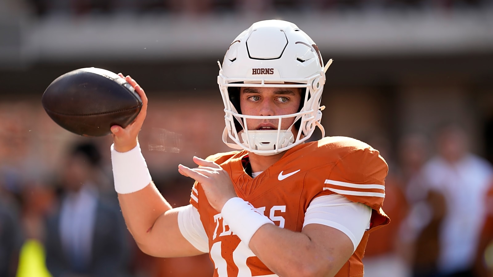 Arch Manning makes impressive leaping catch for TD