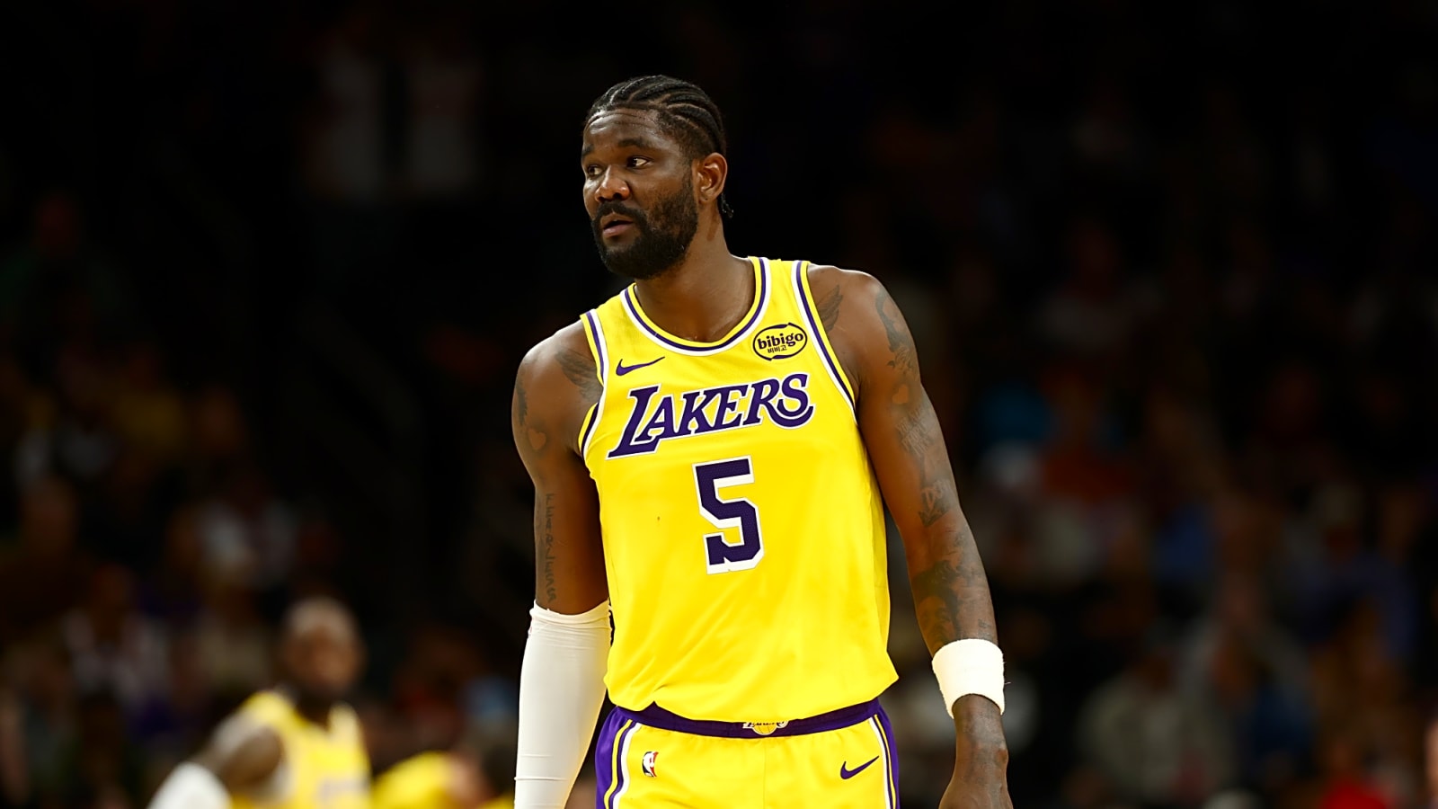 Deandre Ayton looked so lazy during Lakers’ fastbreak