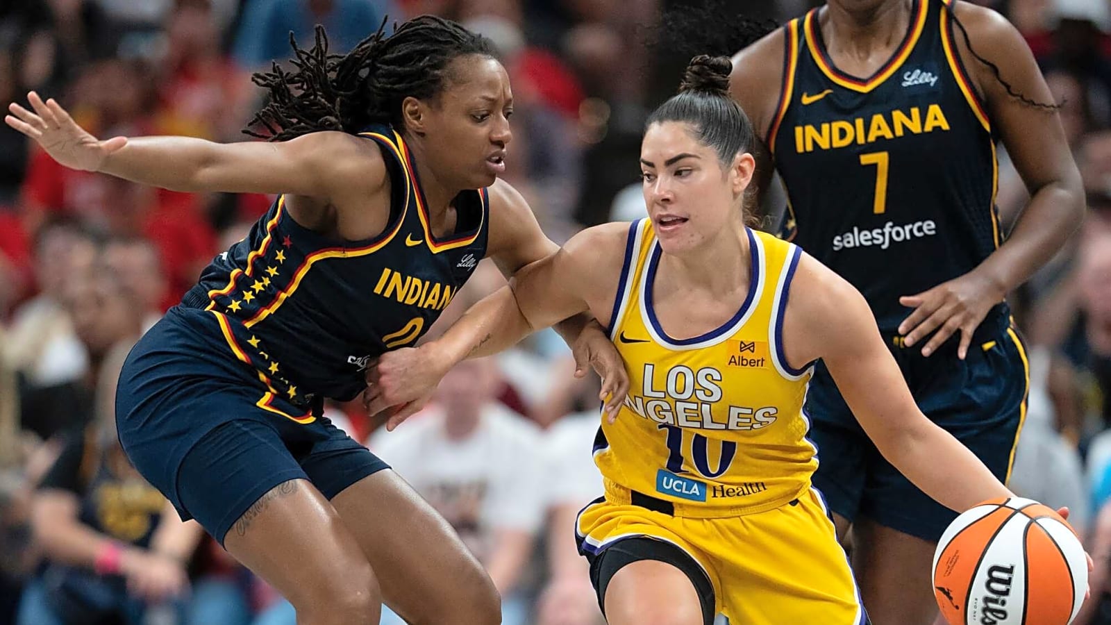 Kelsey Plum pulls disrespectful move on Lexie Hull in Fever-Sparks game