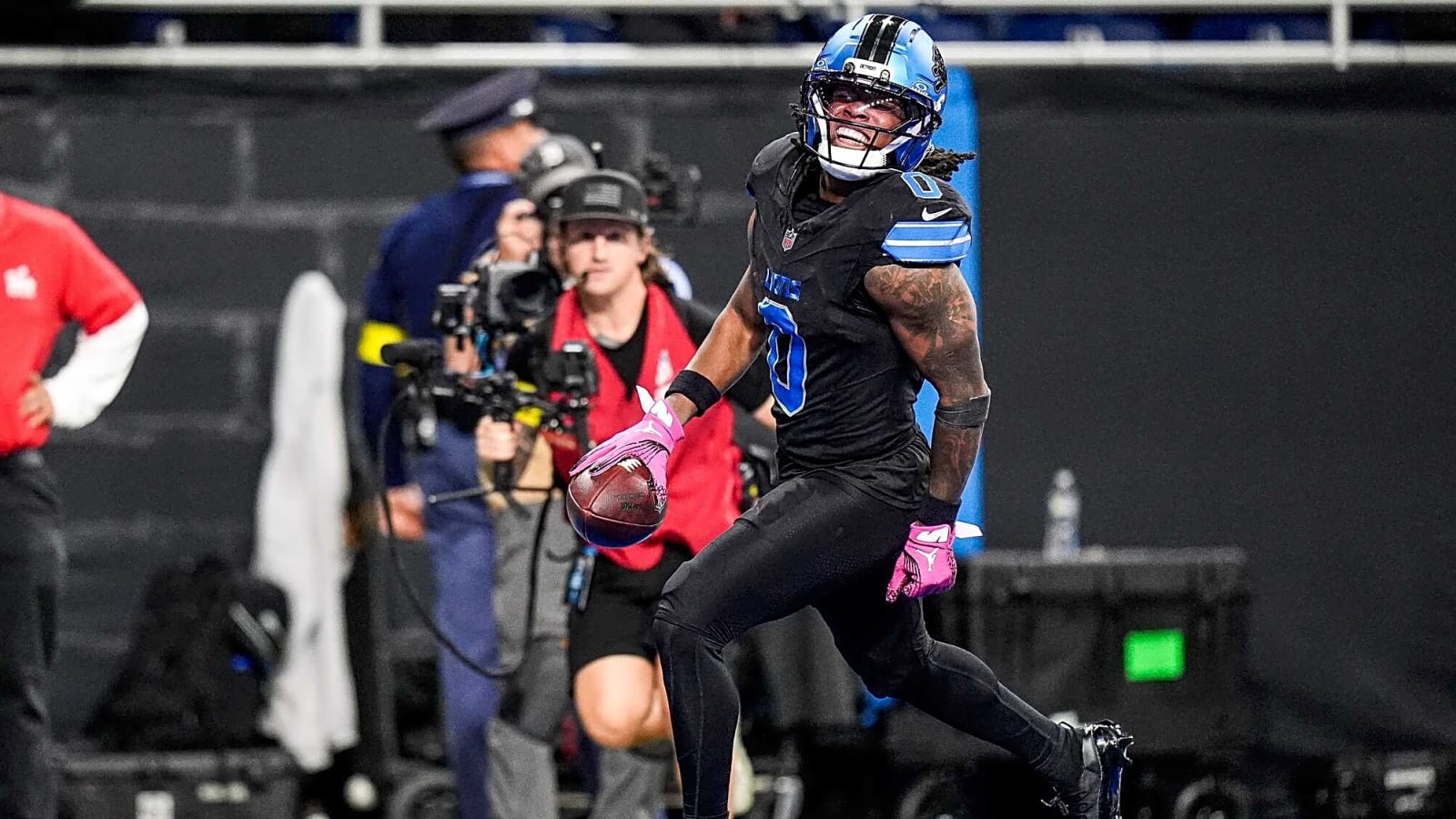 Barry Sanders Hypes Up Lions&#39; Jahmyr Gibbs on Huge Day in Detroit
