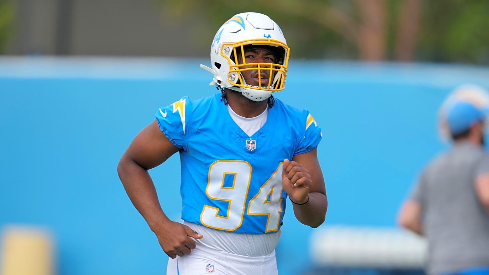 Los Angeles Chargers Rival Eyeing Former Bolts Defender
