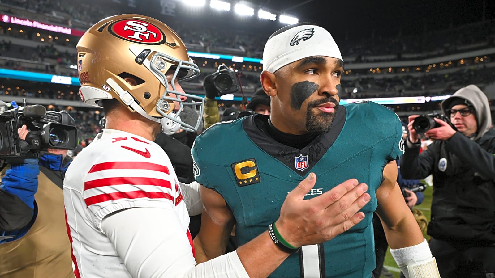 Buccaneers Legend Lavonte David Throws Shade At Jalen Hurts